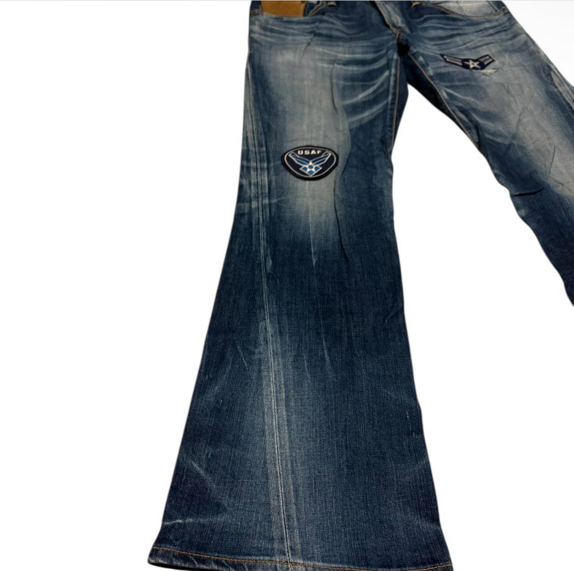 Edwin blue gradient bootcut
Japanese denim jeans with patch detailing