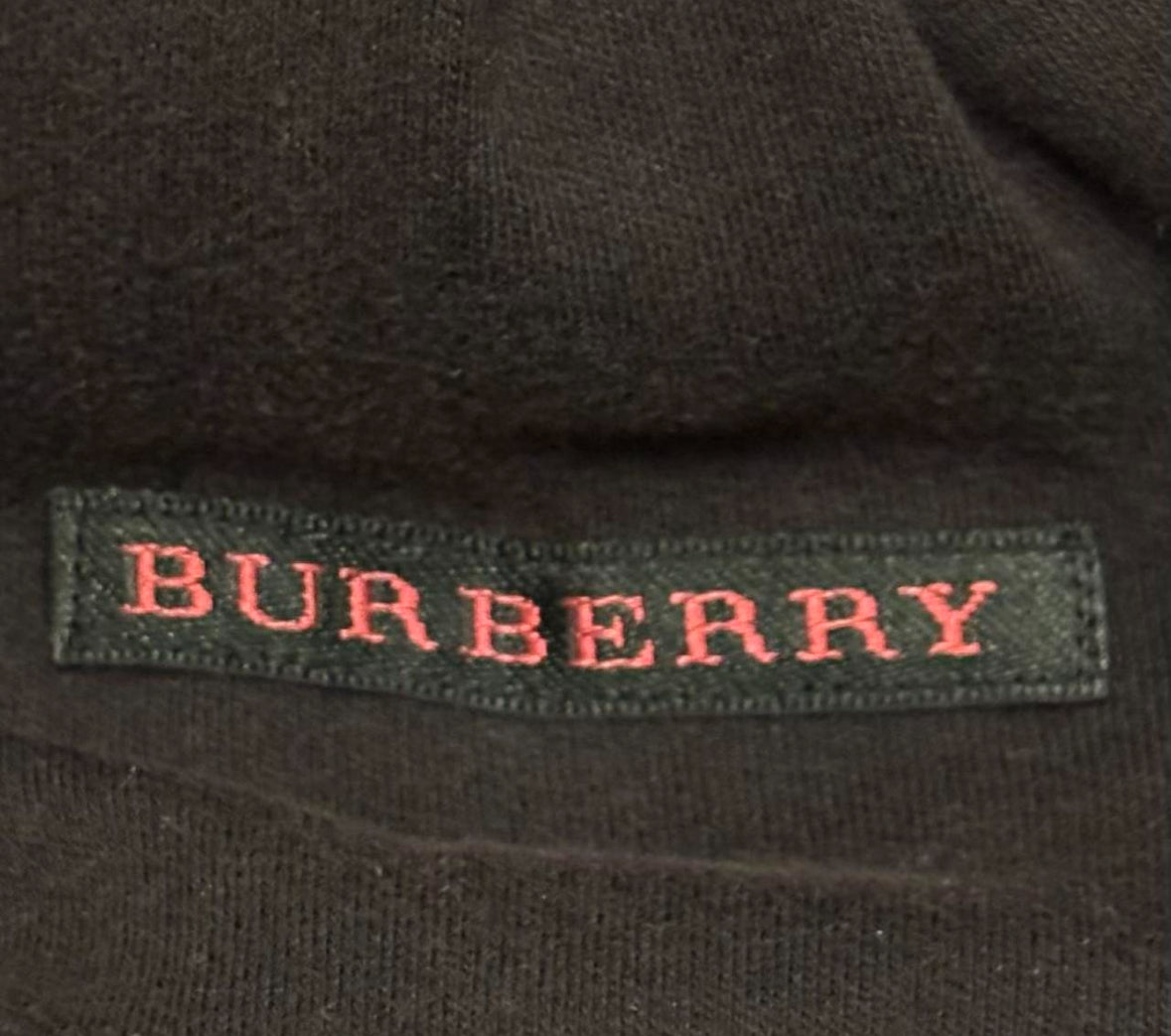 Burberry black polo longsleeve
T-shirt with pink detailing