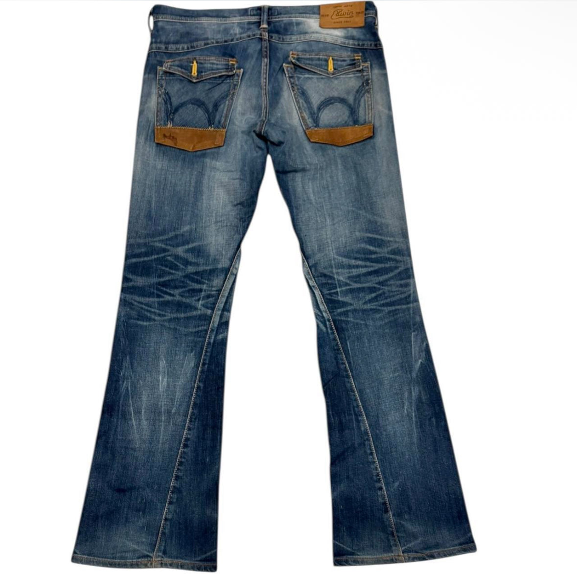 Edwin blue gradient bootcut
Japanese denim jeans with patch detailing