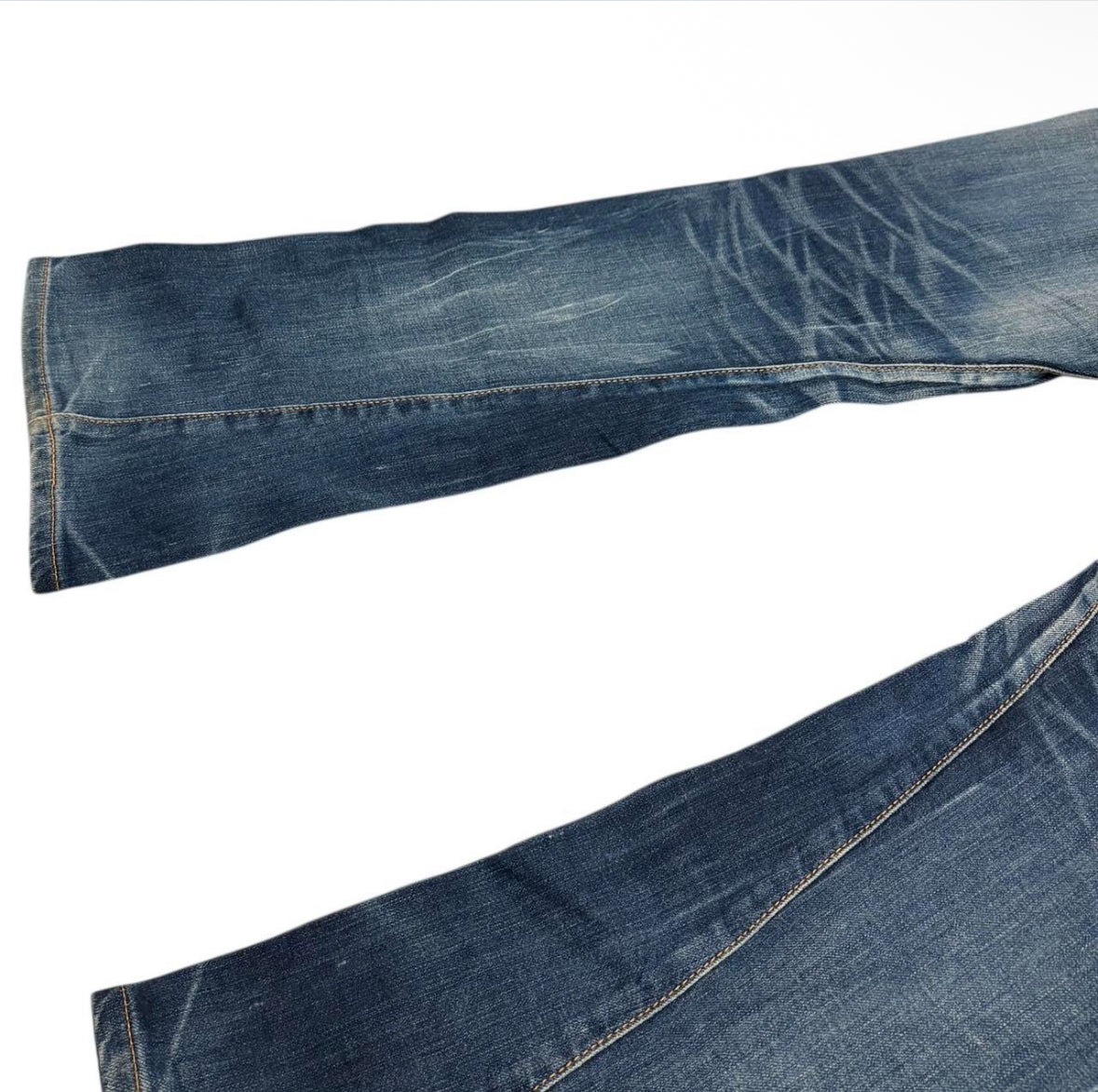 Edwin blue gradient bootcut
Japanese denim jeans with patch detailing
