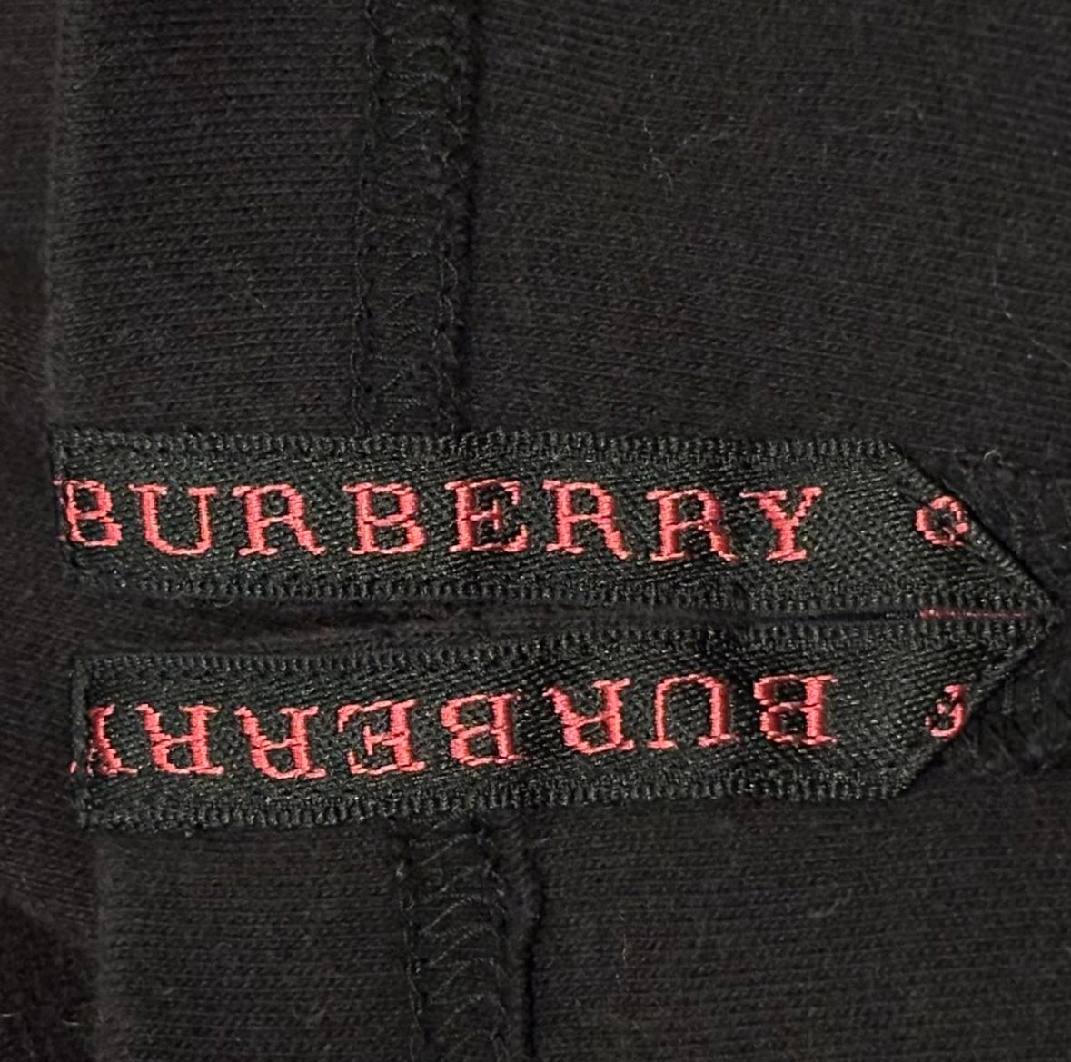 Burberry black polo longsleeve
T-shirt with pink detailing